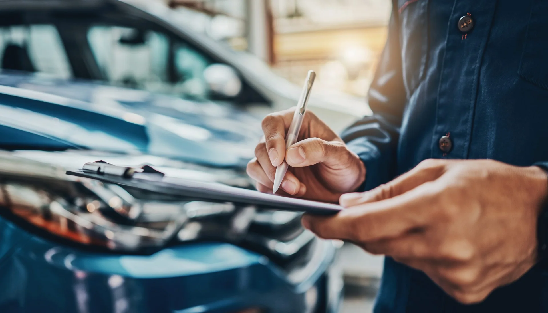 車のそばで相談内容を書き留める手元のイメージ